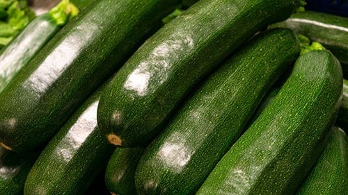 یکی دیگر از محصولات محبوب برای کشت گلخانهای، به دلیل عملکرد بالا و تقاضای مداوم، خیار است. خیارها به مقدار زیادی آب و مواد مغذی نیاز دارند؛ همچنین میتوانند در تمام طول سال در گلخانه رشد کنند. - خیار